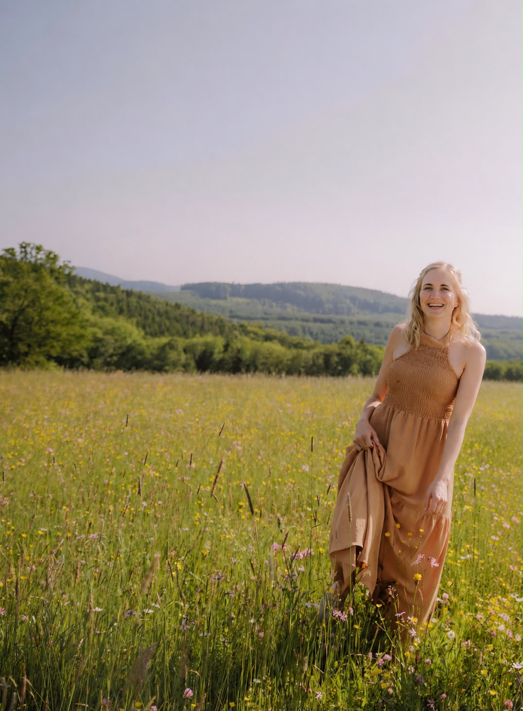 Eva Singer-Geiger auf einer Blumenwiese