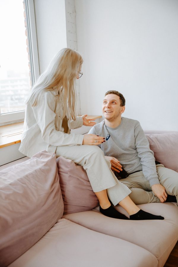 Ein Paar im Gespräch auf einem Sofa – Symbolbild, nicht das zitierte Testpaar